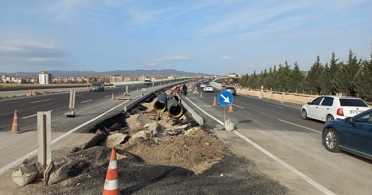 Köprülü kavşak trafiğe açıldı