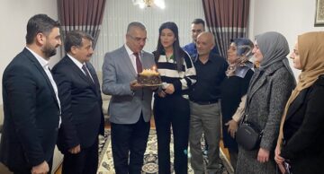 Gençlere doğum günü sürprizi yaptı