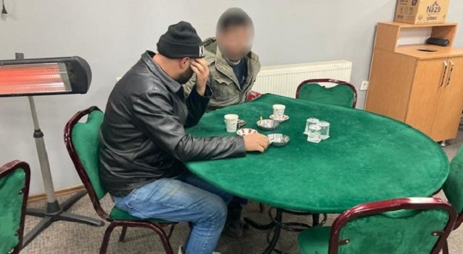 Dernek binasına kumar baskını!