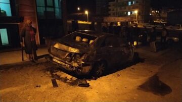 Evinin önündeki arabası kundaklandı