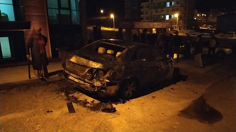 Evinin önündeki arabası kundaklandı