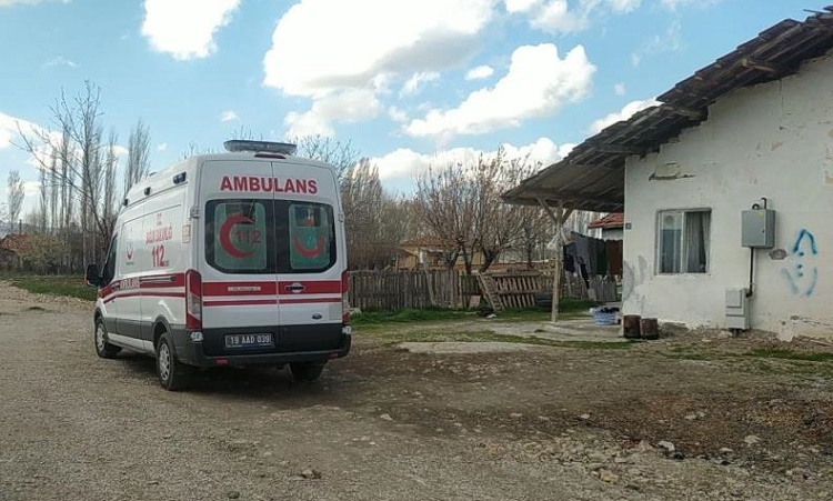 Kafasından bıçaklanan genç yaralandı