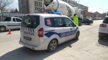 Beton mikseri otomobil ile çarpıştı