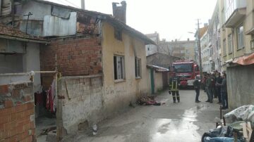 Evdeki yangında ağır yaralandı