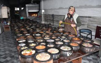 Kaleden davul çalınarak haber veriliyor