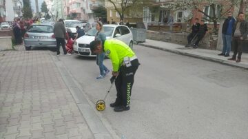 Sokakta oynayan çocuğa otomobil çarptı