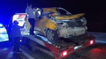 Ticari taksi tıra arkadan çarptı