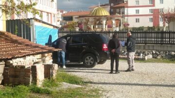 Otomobili kurşunlayıp kaçtılar!