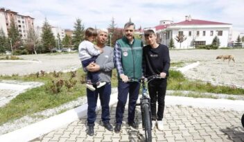 Depremzede çocuklara bayram hediyesi