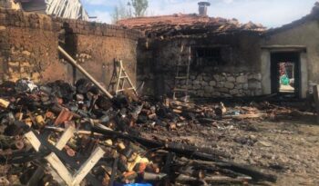 Yangında samanlık ve depo yandı