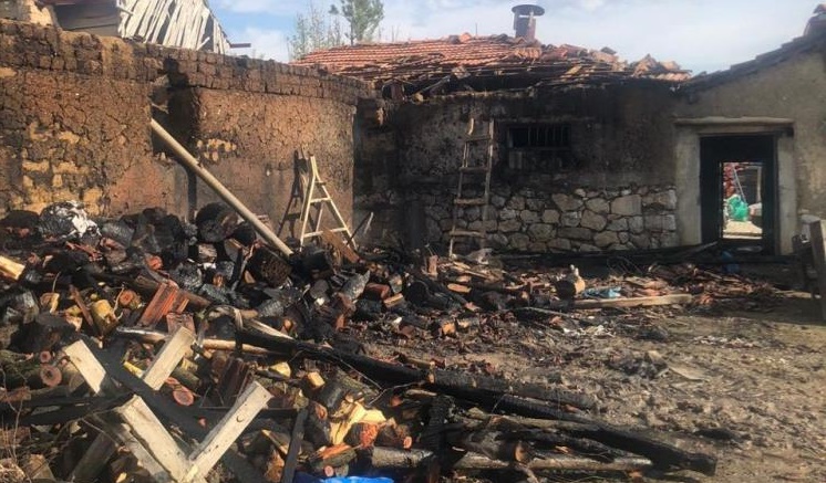 Yangında samanlık ve depo yandı