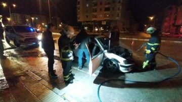 Seyir halindeki araç alev aldı