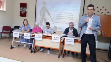 Öğrencilerin sorularını yanıtladı