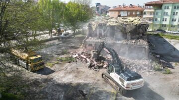 Eski Kız İmam Hatip Lisesi binası yıkıldı