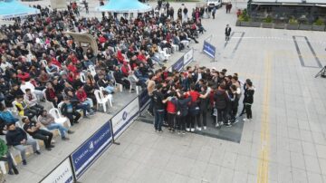 Taraftar maçı dev ekrandan izledi
