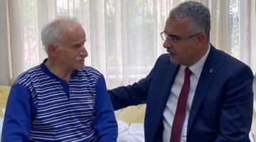 Ahlatcı yatan hastaların gönlünü aldı