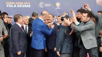 Suat Atalay’ın rozetini Bakan taktı