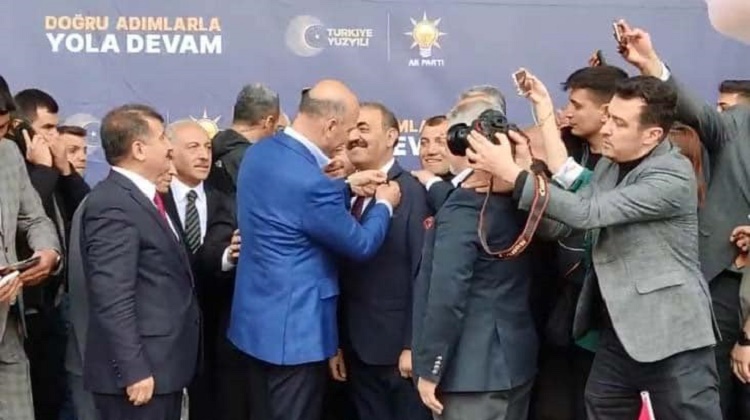 Suat Atalay’ın rozetini Bakan taktı