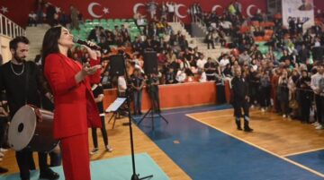 Elif Buse Doğan gençleri coşturdu
