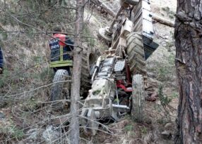 Kontrolden çıkan traktör şarampole uçtu