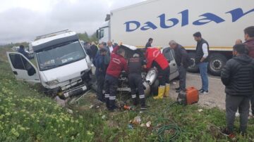 Otomobil çekici kafa kafaya çarpıştı