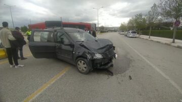 Kavşaktaki kazada iki otomobil çarpıştı