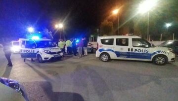 Polis otosuna çarpıp kaçtı!