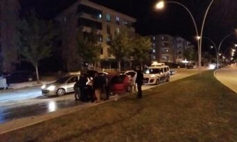 Seyir halindeki otomobil alev aldı