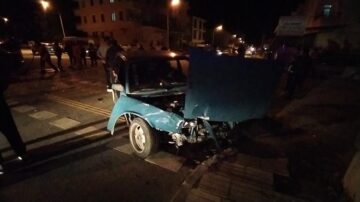 Otomobil kazada bahçe duvarına vurdu