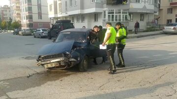 Otomobil ile minibüs çarpıştı