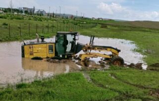 İş makinesi sele müdahale edecekti!