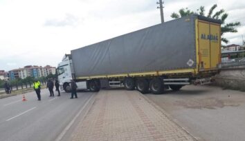 Yanlış yola giren tır trafiği kilitledi