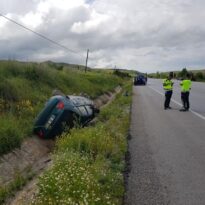 Otomobil şarampole devrildi