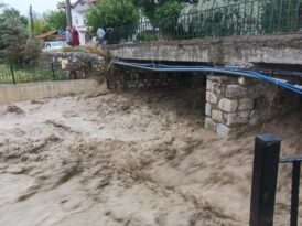 Sağanak yağış hayatı felç etti