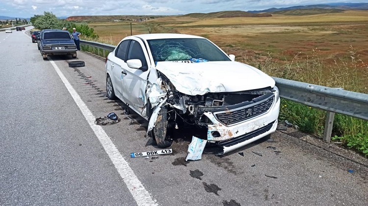 Kavşakta otomobiller çarpıştı