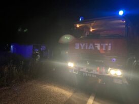Yoldan çıkan minibüs tarlaya uçtu
