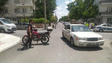 Otomobil ile motosiklet çarpıştı!