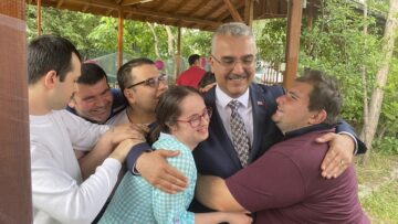 Ahlatcı özel çocukları sevindirdi