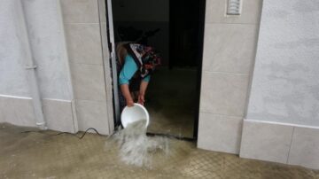Sağanak yağışta ev ve işyerlerini su bastı