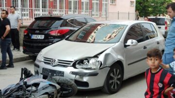 Otomobil ve motosiklet çarpıştı