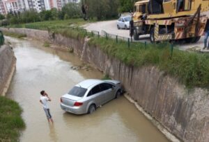 Bariyerleri aştı dereye uçtu!