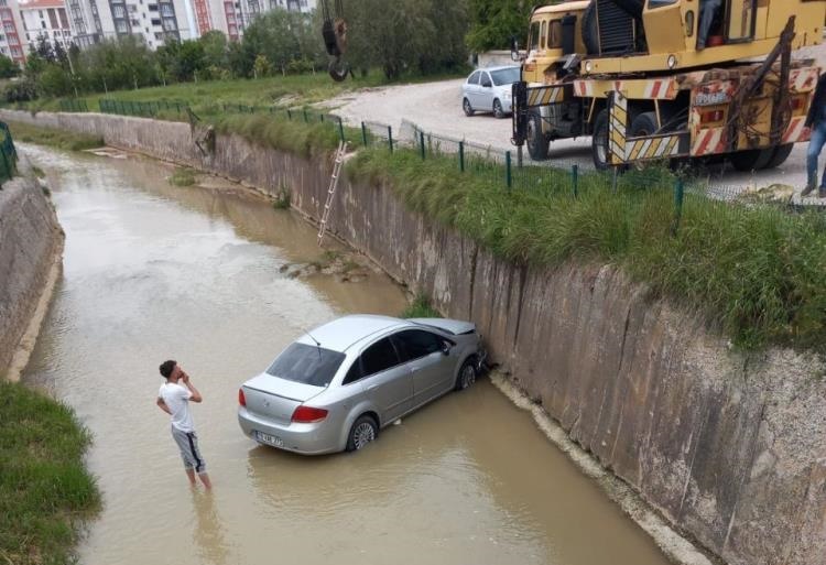 Bariyerleri aştı dereye uçtu!