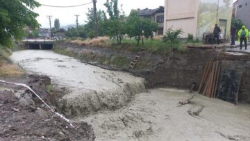 Sel suları köprü kalıplarını söktü!