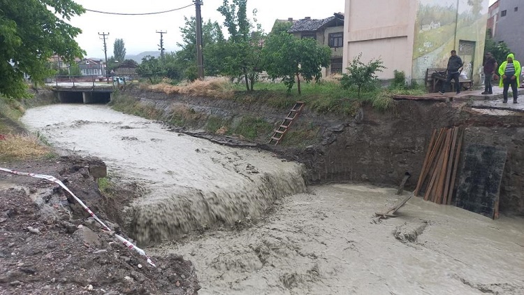 Sel suları köprü kalıplarını söktü!