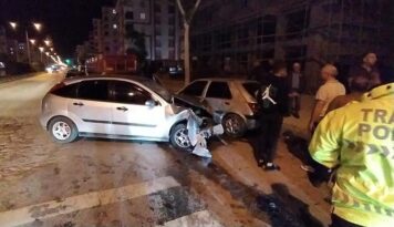 Kontrolden çıkarak 4 otomobile çarptı
