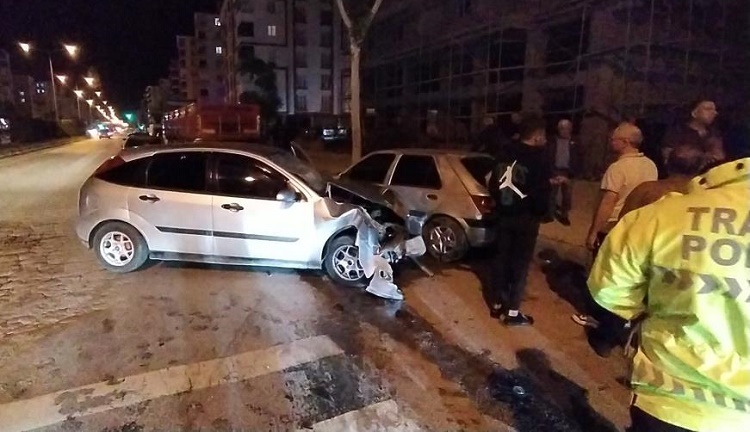 Kontrolden çıkarak 4 otomobile çarptı