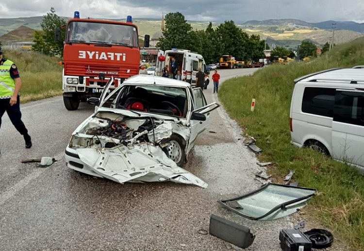 Otomobil ile minibüs çarpıştı: 3 yaralı