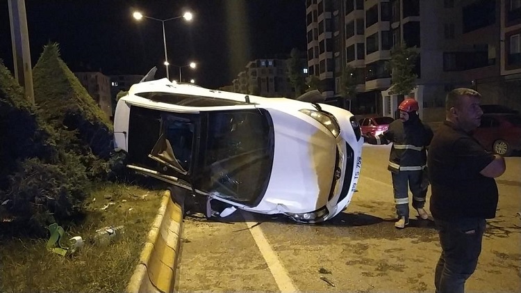 Takla attı orta refüje devrildi