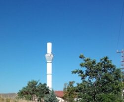 Fırtına cami minaresini yıktı!