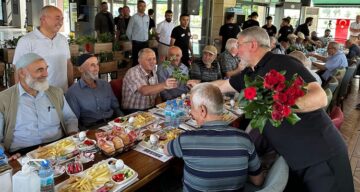 Huzurevi sakinleriyle kahvaltıda buluştu